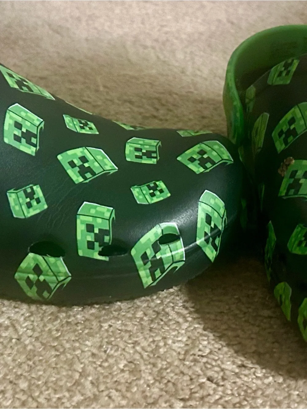 CROCS Kids Green Creeper Print Foam Clogs
